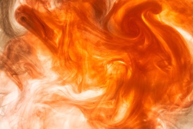 Turuncu beyaz duman arka planı, renkli sis, soyut dönen mürekkep denizi, akrilik boya pigmenti su altında.