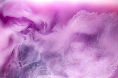 Siyah mürekkep arka planında leylak dumanı, renkli pembe sis, soyut girdap dokunuşu okyanus denizi, gök mavisi akrilik pigment boya su altında.