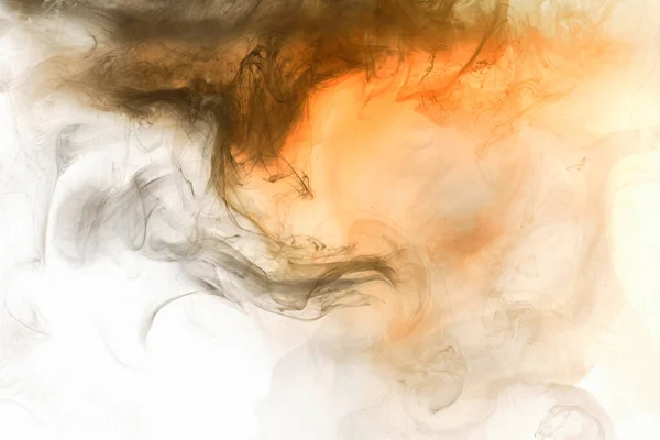オレンジ色の白い黒い煙の背景 カラフルな霧 抽象的な渦巻くインクの海 アクリル絵具顔料水中 — ストック写真