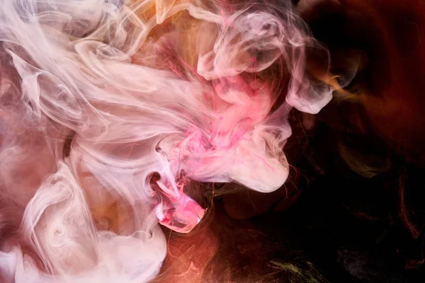 黒インクの背景に多色ピンクの煙 カラフルな霧 抽象渦巻くタッチ海 アクリル塗料水中顔料 — ストック写真