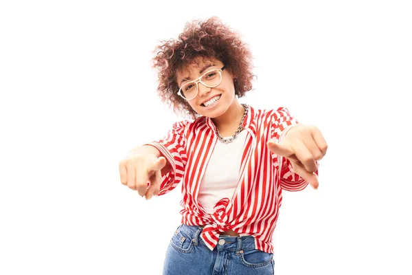 Retrato Amigável Menina Encaracolado Positivo Escolhe Você Aponta Dedo Para — Fotografia de Stock