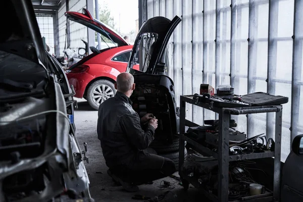 Autoservisní Pracovník Opravy Obnovuje Auto — Stock fotografie