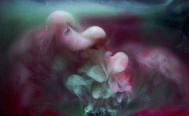 Siyah mürekkep arka planında çok renkli siyah duman, renkli sis, soyut girdap dokunuşu okyanus denizi, akrilik pigment boya su altında