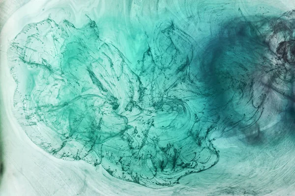 白いインクの背景に緑の煙 カラフルな霧 抽象的な渦巻くエメラルド海 アクリル絵具顔料水中 — ストック写真