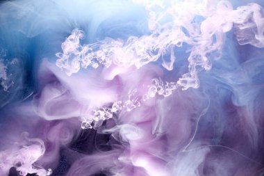 Siyah mürekkep arka planında leylak dumanı, renkli pembe sis, soyut girdap dokunuşu okyanus denizi, gök mavisi akrilik pigment boya su altında.