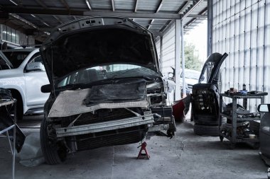 Otomotiv servisindeki bozuk bir arabanın tamiri