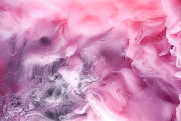 粉色灰烟熏在黑色墨水的背景上 五彩斑斓的雾气 抽象的漩涡接触大海 水底的丙烯酸颜料 — 图库照片