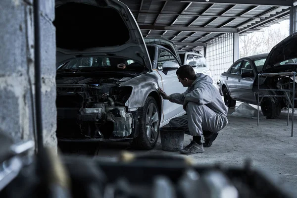 Autoservice Mitarbeiter Repariert Auto — Stockfoto