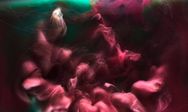 Siyah mürekkep arka planında yeşil pembe duman, renkli sis, soyut girdap dokunuşu okyanus denizi, akrilik boya pigmenti su altında