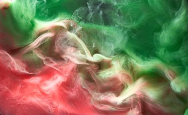 Siyah mürekkep arka planında yeşil pembe duman, renkli sis, soyut girdap dokunuşu okyanus denizi, akrilik boya pigmenti su altında