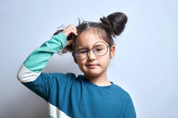 Engraçado Menina Óculos Coçando Suas Dúvidas Cabeça Toma Decisão Isolada — Fotografia de Stock