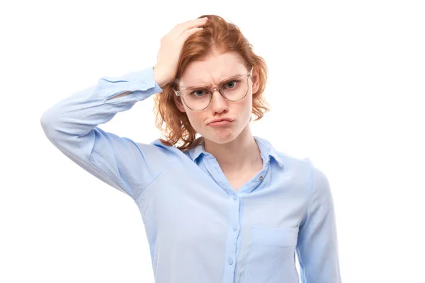 Smart Rödhårig Flicka Business Shirt Och Glasögon Berör Huvudet Tror — Stockfoto