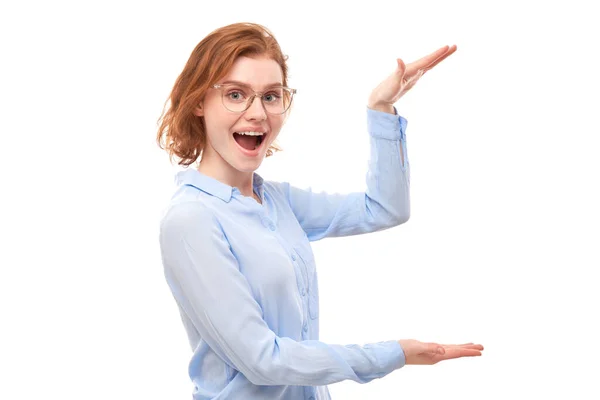 Atrakcyjne Rudowłosa Dziewczyna Promotor Niebieskiej Koszuli Biznesu Trzyma Coś Ręku — Zdjęcie stockowe