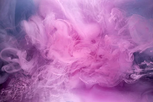黒いインクの背景にライラック煙 カラフルなピンクの霧 抽象的な渦巻くタッチ海 紺碧のアクリル顔料塗料水中 — ストック写真