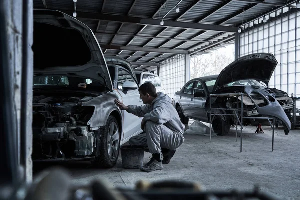 Servizio Auto Operaio Riparazioni Ripristina Auto — Foto Stock