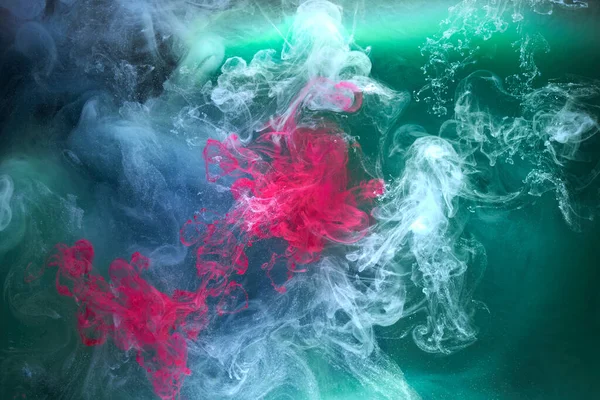 黑色墨水背景上的绿色粉红烟 五颜六色的雾 抽象的漩涡接触大海 水下的丙烯酸颜料 — 图库照片