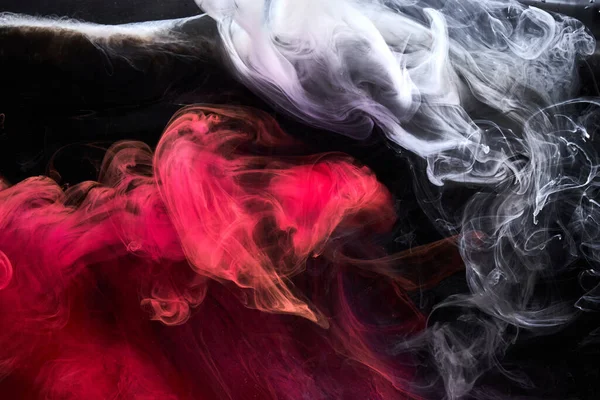 黒と赤インクの背景 カラフルな霧 抽象的な渦巻く海 水中アクリル塗料顔料 白い煙 — ストック写真