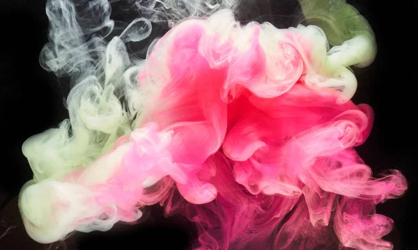 Siyah mürekkep arka planında yeşil pembe duman, renkli sis, soyut girdap dokunuşu okyanus denizi, akrilik boya pigmenti su altında