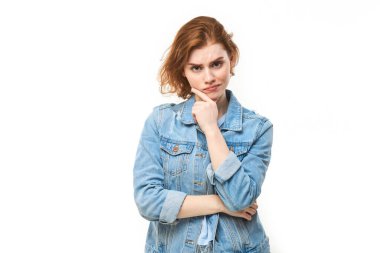 Sıradan bir çenesi olan kızıl saçlı zeki bir kız şüpheleri düşünür, kararlarını beyaz stüdyo geçmişinde izole eder.