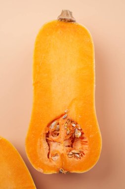 Dilimlenmiş olgun balkabağı turuncu arka planı kapat