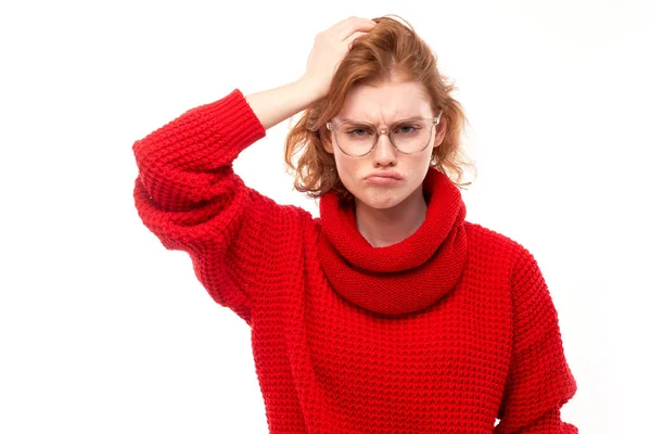 Chica Pelirroja Inteligente Rojo Gafas Tocando Cabeza Piensa Dudas Toma — Foto de Stock