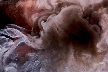 Siyah mürekkep arka planında çok renkli siyah duman, renkli sis, soyut girdap dokunuşu okyanus denizi, akrilik pigment boya su altında