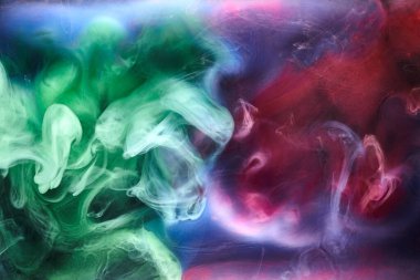 Siyah mürekkep arka planında yeşil pembe duman, renkli sis, soyut girdap dokunuşu okyanus denizi, akrilik boya pigmenti su altında