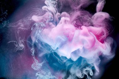 Siyah mürekkep arka planında leylak dumanı, renkli pembe sis, soyut girdap dokunuşu okyanus denizi, gök mavisi akrilik pigment boya su altında.