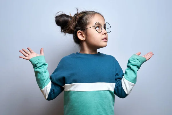 Забавная Маленькая Девочка Очках Пожимает Плечами Сомнениями Принимает Решение Изолировано — стоковое фото