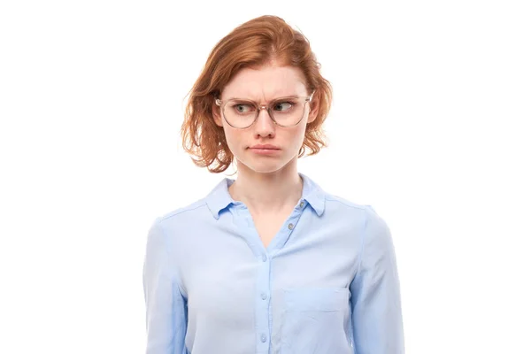 Menina Ruiva Inteligente Camisa Negócios Óculos Sorrir Morder Lábios Pensa — Fotografia de Stock