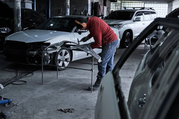 Работник Автосервиса Восстанавливает Автомобиль — стоковое фото