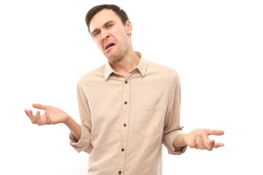 Sıradan, somurtkan ve omuz silken zeki esmer adam şüpheleri düşünür, mavi stüdyo geçmişine bakarak karar verir.