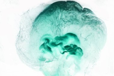 Beyaz mürekkep arka planında yeşil duman, renkli sis, soyut girdaplı zümrüt okyanus denizi, su altında akrilik boya pigmenti.