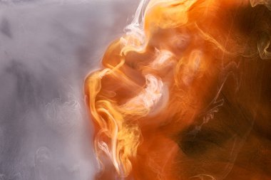 Turuncu beyaz duman arka planı, renkli sis, soyut dönen mürekkep denizi, akrilik boya pigmenti su altında.