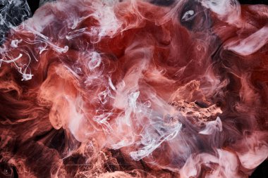 Siyah mürekkep arkaplanındaki çok renkli pembe duman, renkli sis, soyut girdap dokunuşu okyanus denizi, akrilik boya pigmenti su altında