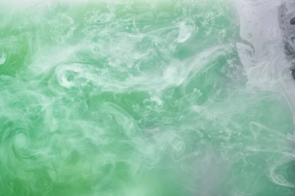 Grüner Rauch Auf Weißem Tuschgrund Bunter Nebel Abstrakt Wirbelndes Smaragdgrünes — Stockfoto