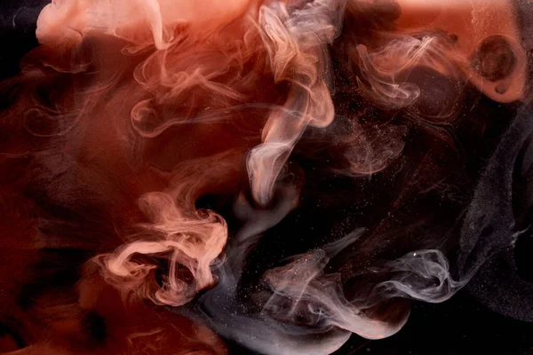 黒インクの背景にオレンジの煙 カラフルな霧 抽象的な渦巻くタッチ海 アクリル塗料顔料水中 — ストック写真
