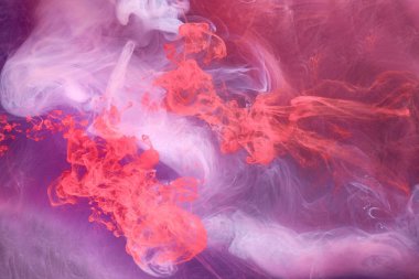 Siyah mürekkep arka planında leylak dumanı, renkli pembe sis, soyut girdap dokunuşu okyanus denizi, gök mavisi akrilik pigment boya su altında.