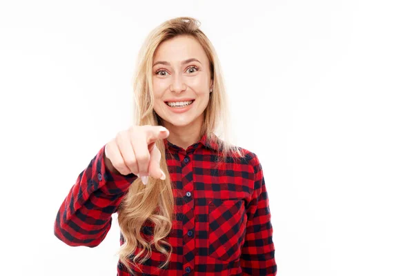 Porträtt Vänlig Blond Flicka Väljer Dig Pekar Finger Kameran Isolerad — Stockfoto