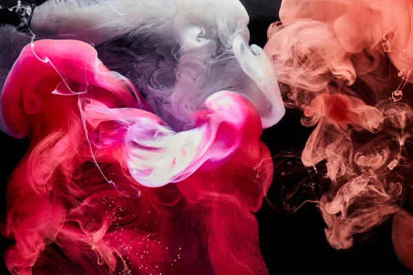 Siyah mürekkep arkaplanındaki çok renkli pembe duman, renkli sis, soyut girdap dokunuşu okyanus denizi, akrilik boya pigmenti su altında