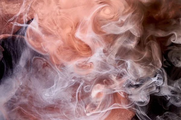 Siyah arkaplanda turuncu beyaz duman, renkli sis, soyut girdap dokunuşu okyanus denizi, akrilik boya pigmenti su altında