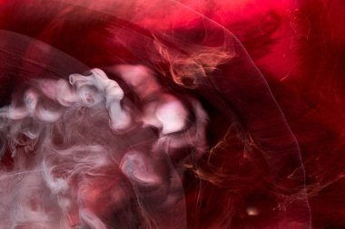 Siyah ve kırmızı mürekkep arka plan, renkli sis, soyut girdap okyanusu, akrilik boya pigmenti su altında, beyaz duman