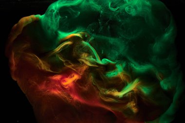 Siyah zemin üzerinde sarı kırmızı duman, renkli sis, soyut girdap şeklinde dönen mürekkep okyanus denizi, akrilik boya pigmenti su altında