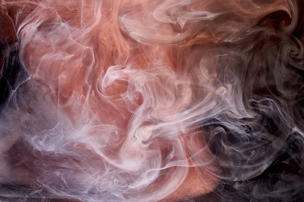 黒インクの背景にオレンジ色の白い煙 カラフルな霧 抽象的な渦巻くタッチ海 アクリル絵具水中の顔料 — ストック写真
