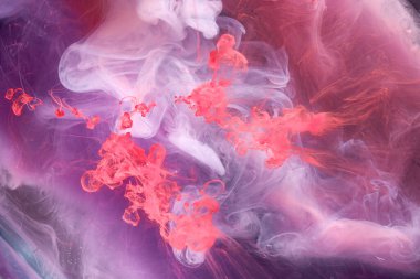 Siyah mürekkep arka planında leylak dumanı, renkli pembe sis, soyut girdap dokunuşu okyanus denizi, gök mavisi akrilik pigment boya su altında.