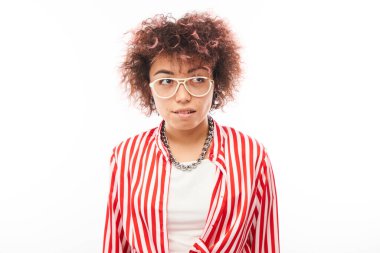 Komik kıvırcık kız suratını buruşturur ve dudaklarını ısırır.