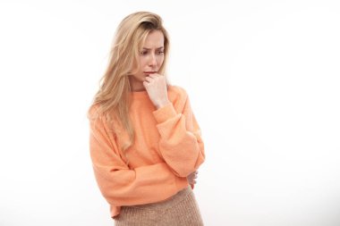 Sıradan bir çenesi olan zeki sarışın kız şüpheleri düşünür, kararları beyaz stüdyo geçmişinden izole eder.