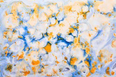 Mürekkep soyut arkaplan, suyun altında boya deseni, turuncu mavi pigment akrilik lekeler, sıçramalar ve çizgiler.