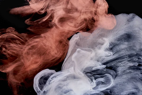 黒インクの背景にオレンジ色の白い煙 カラフルな霧 抽象的な渦巻くタッチ海 アクリル絵具水中の顔料 — ストック写真
