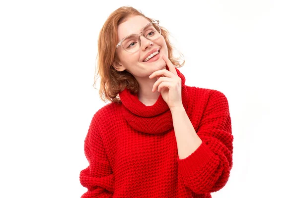 Chica Pelirroja Inteligente Rojo Gafas Sosteniendo Barbilla Piensa Dudas Toma — Foto de Stock
